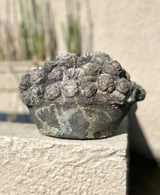 Canasto con Flores Símil Piedra