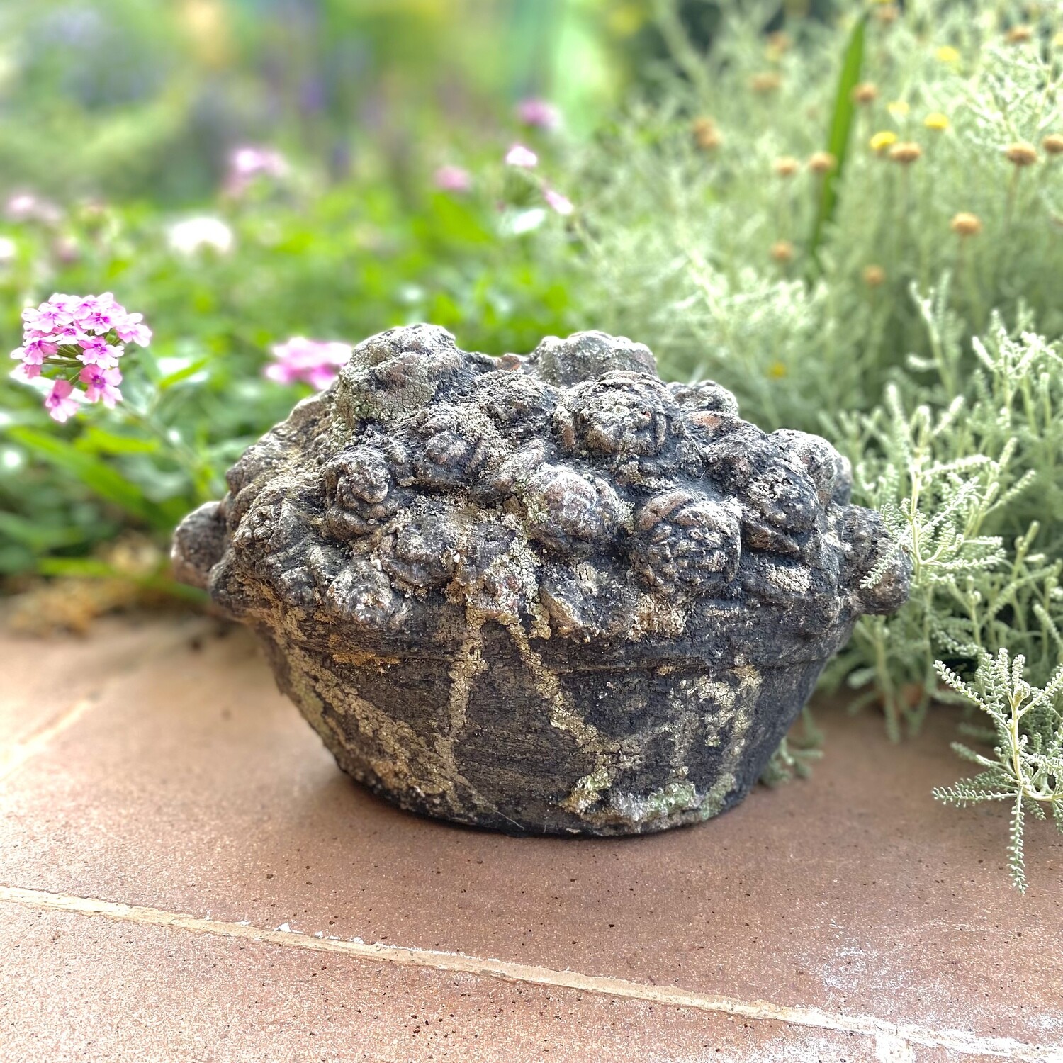 Canasto con Flores Símil Piedra