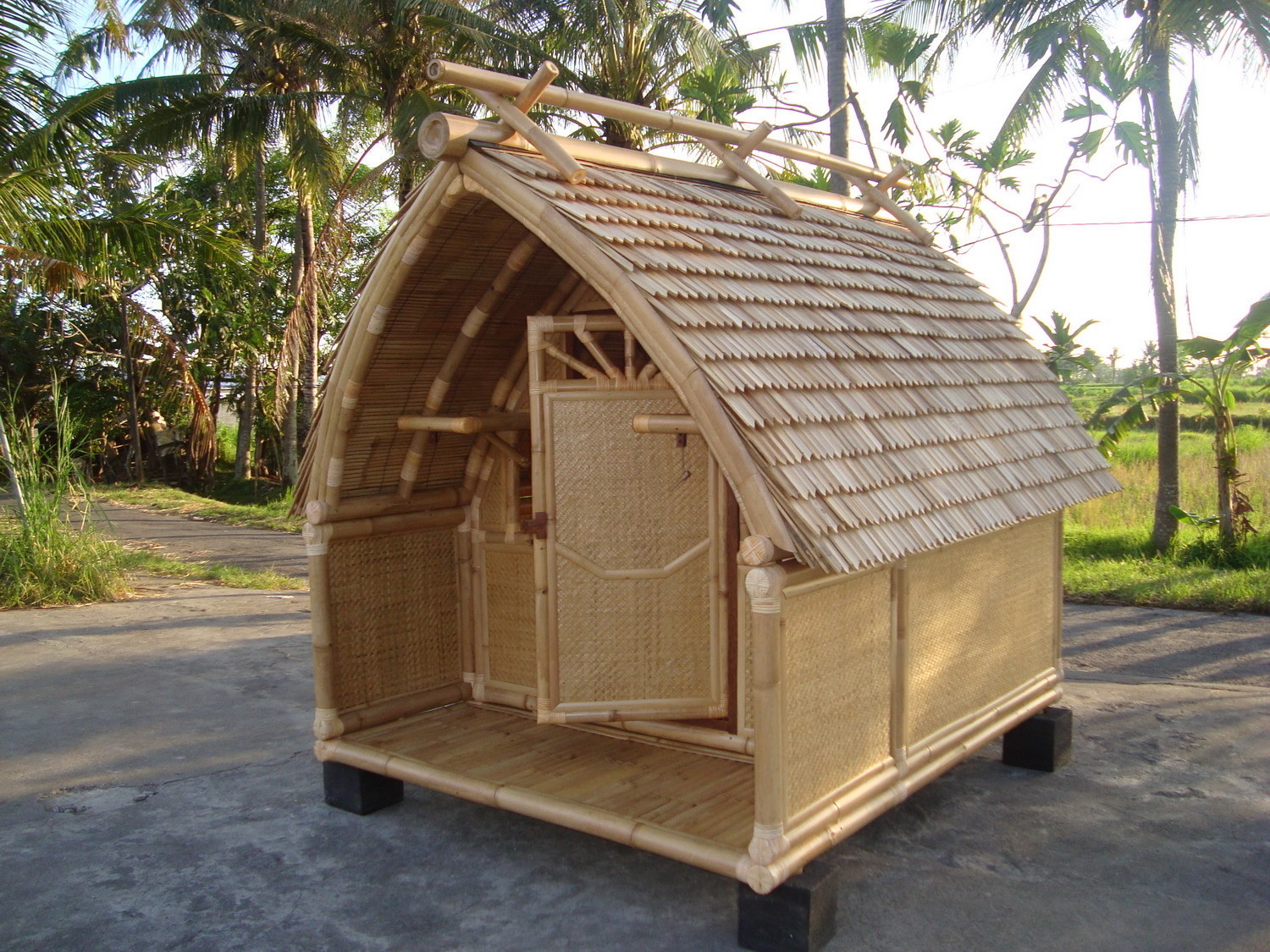 Cabane de jardin en bambou
