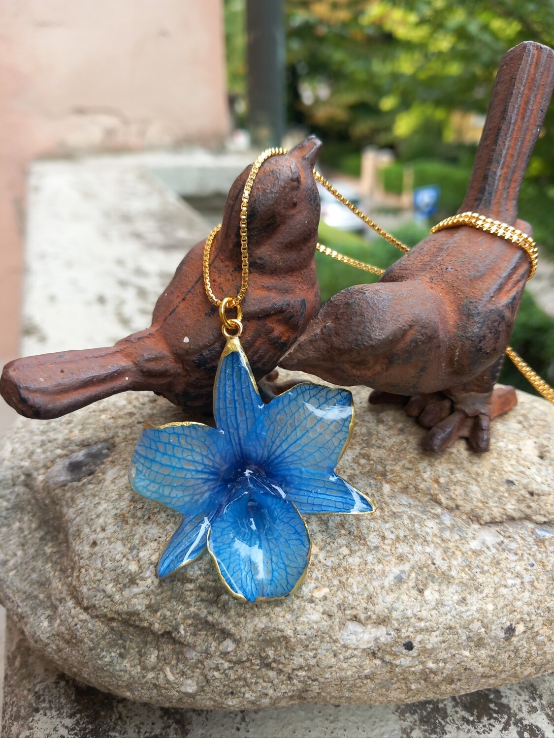 Ciondolo orchidea azzurro cielo con catenina