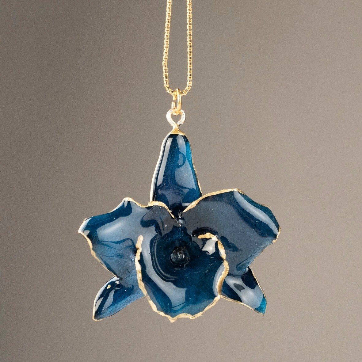 Ciondolo orchidea blu notte con catenina