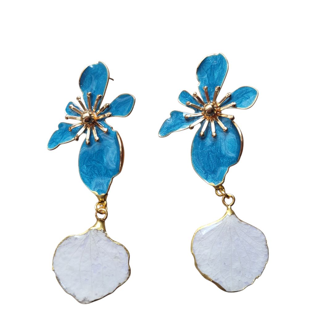 Ortensia bianca e fiore smaltato azzurro