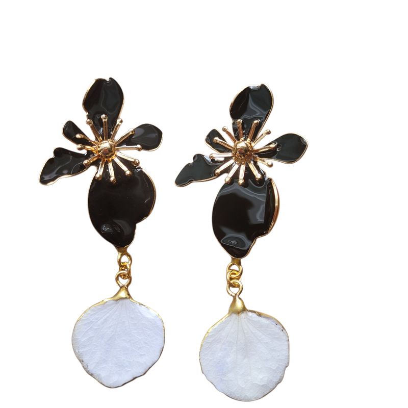 Ortensia bianca e fiore smaltato nero