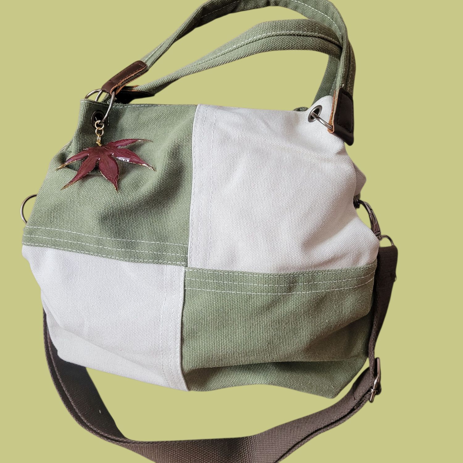 Borsa arlecchino bianca e verde con foglia