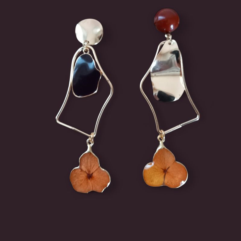 Mini ortensie ocra e montatura geometrica dorata