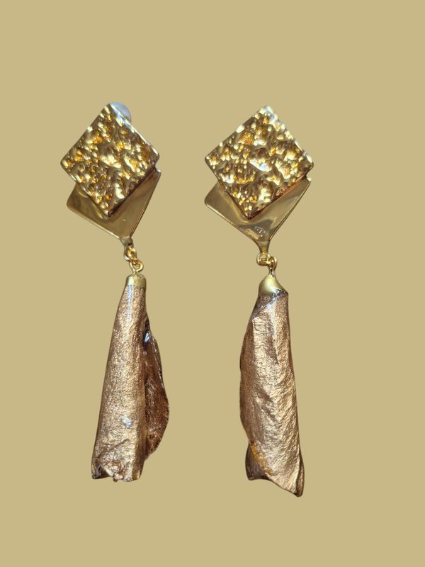 Cono dorato più supporto geometrico