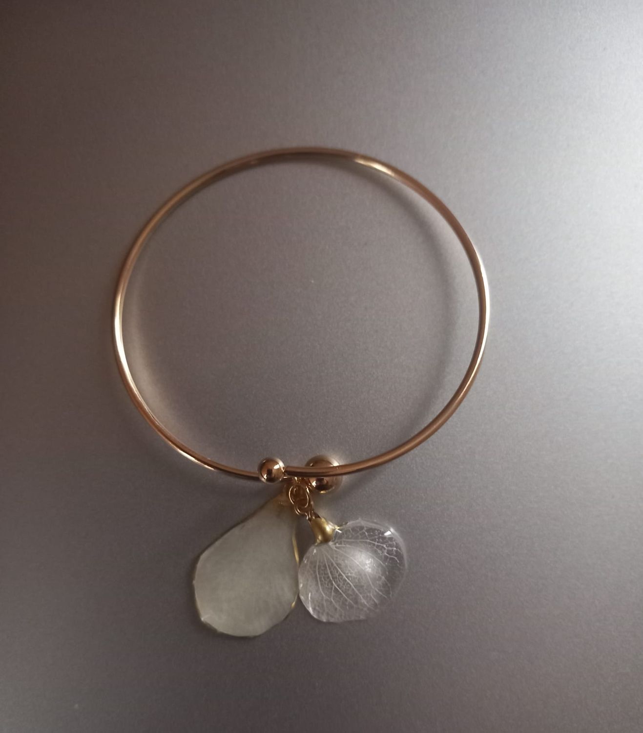 Bracciale rigido con ciondolo ortensia e orchidea