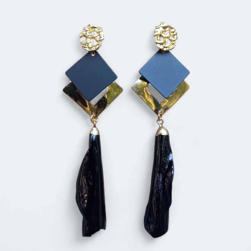 Cono rosa nera con montatura geometrica