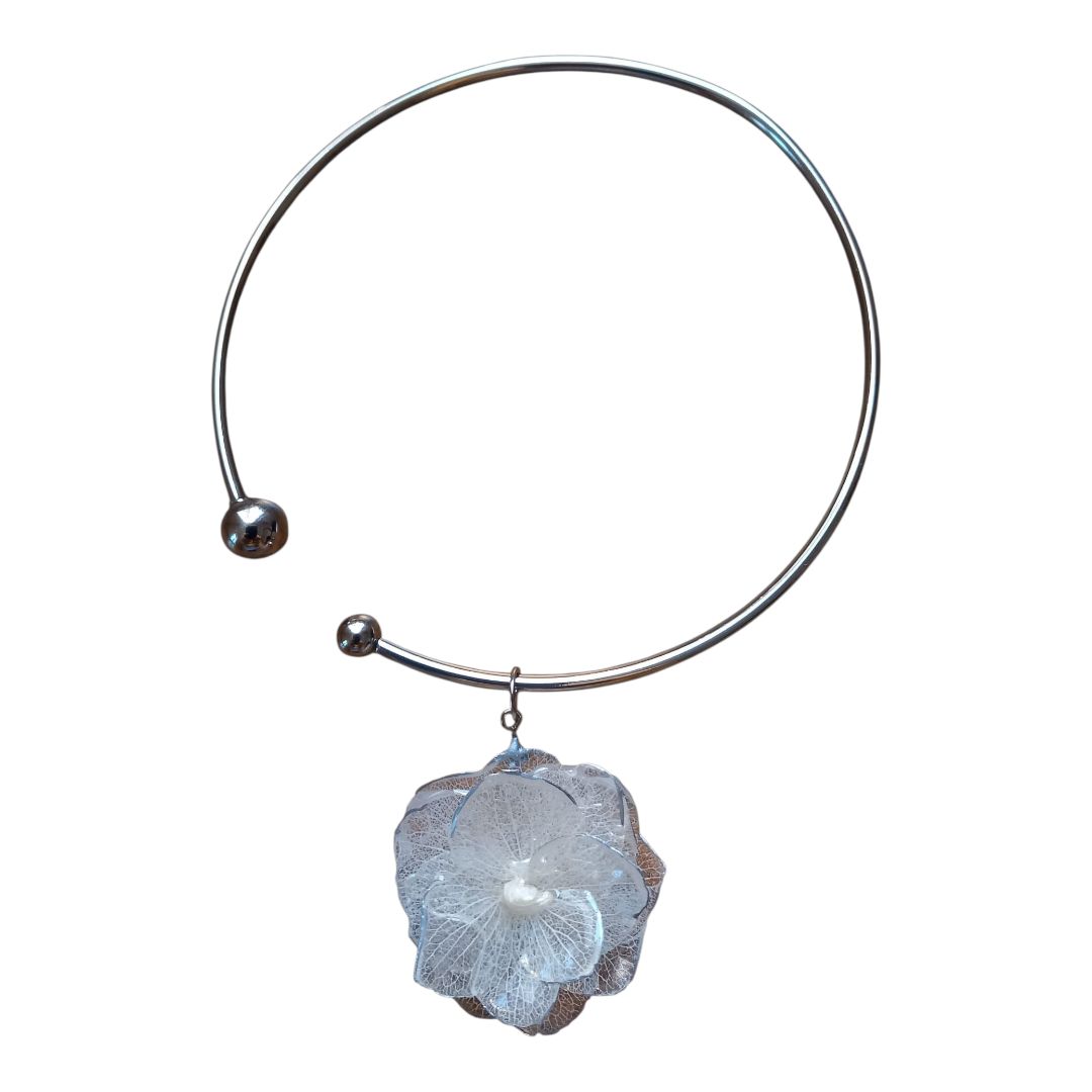 Collier rigido con ortensia trasparente
