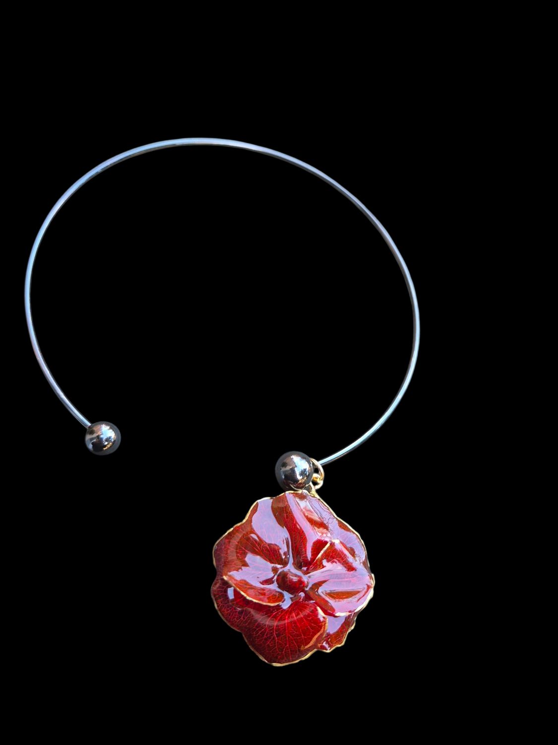 Collier rigido nero con ortensia rossa