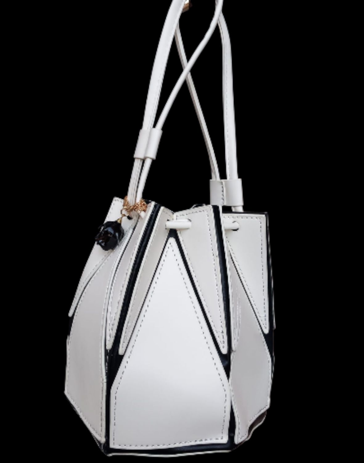 Borsetta piramide bianca con rosa nera