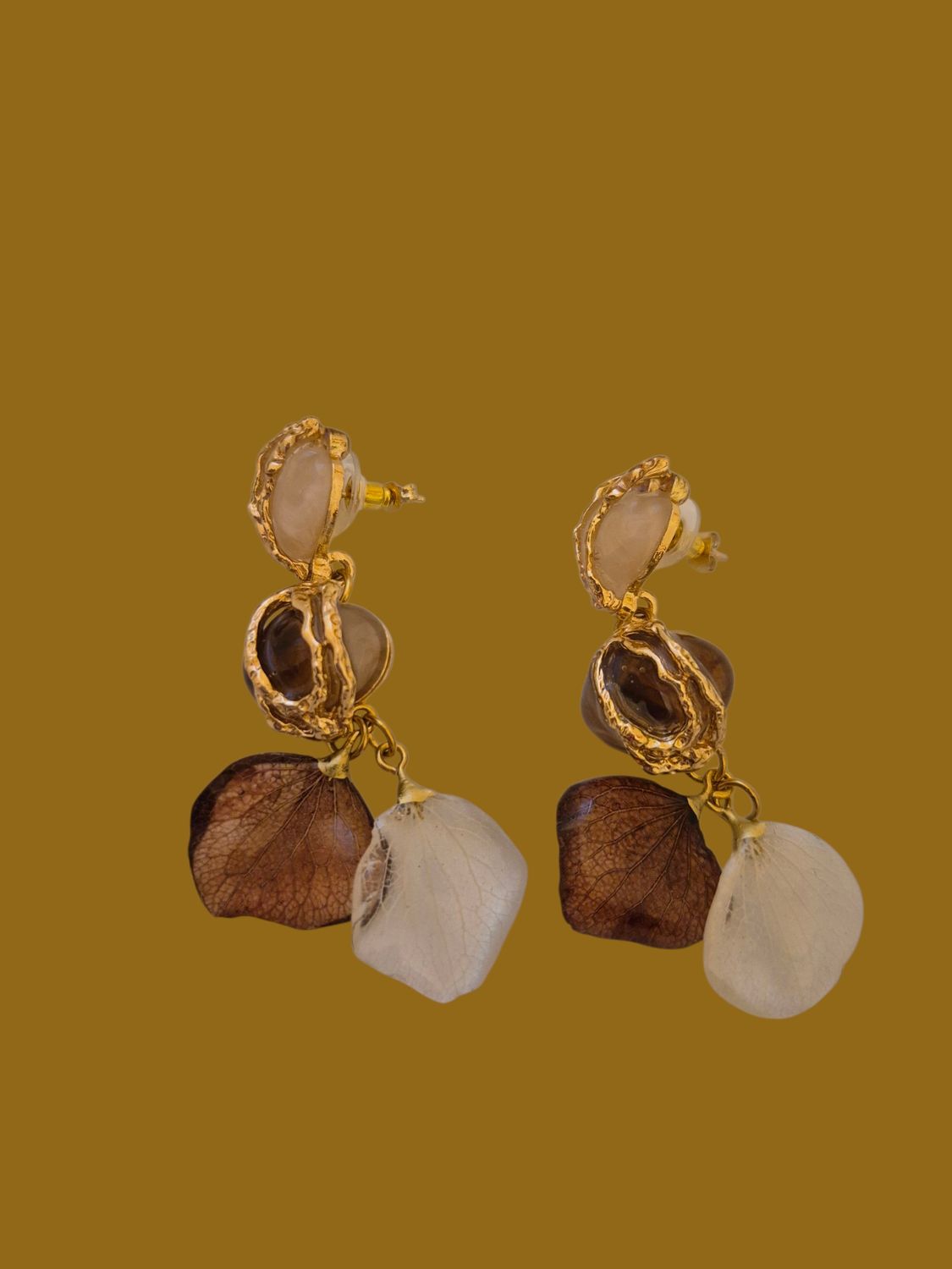 Petalini ortensia bianchi e marroni e montatura gabbia dorata