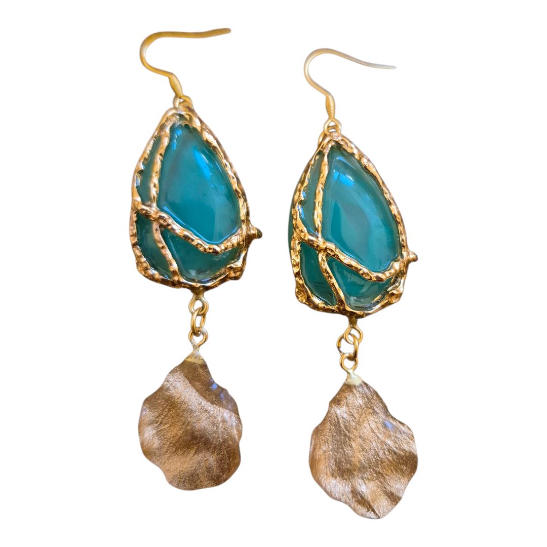 Petalino dorato e pietra verde