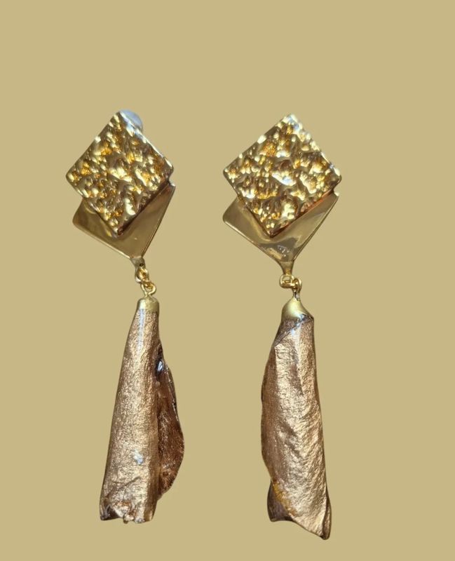 Cono dorato più supporto geometrico oro