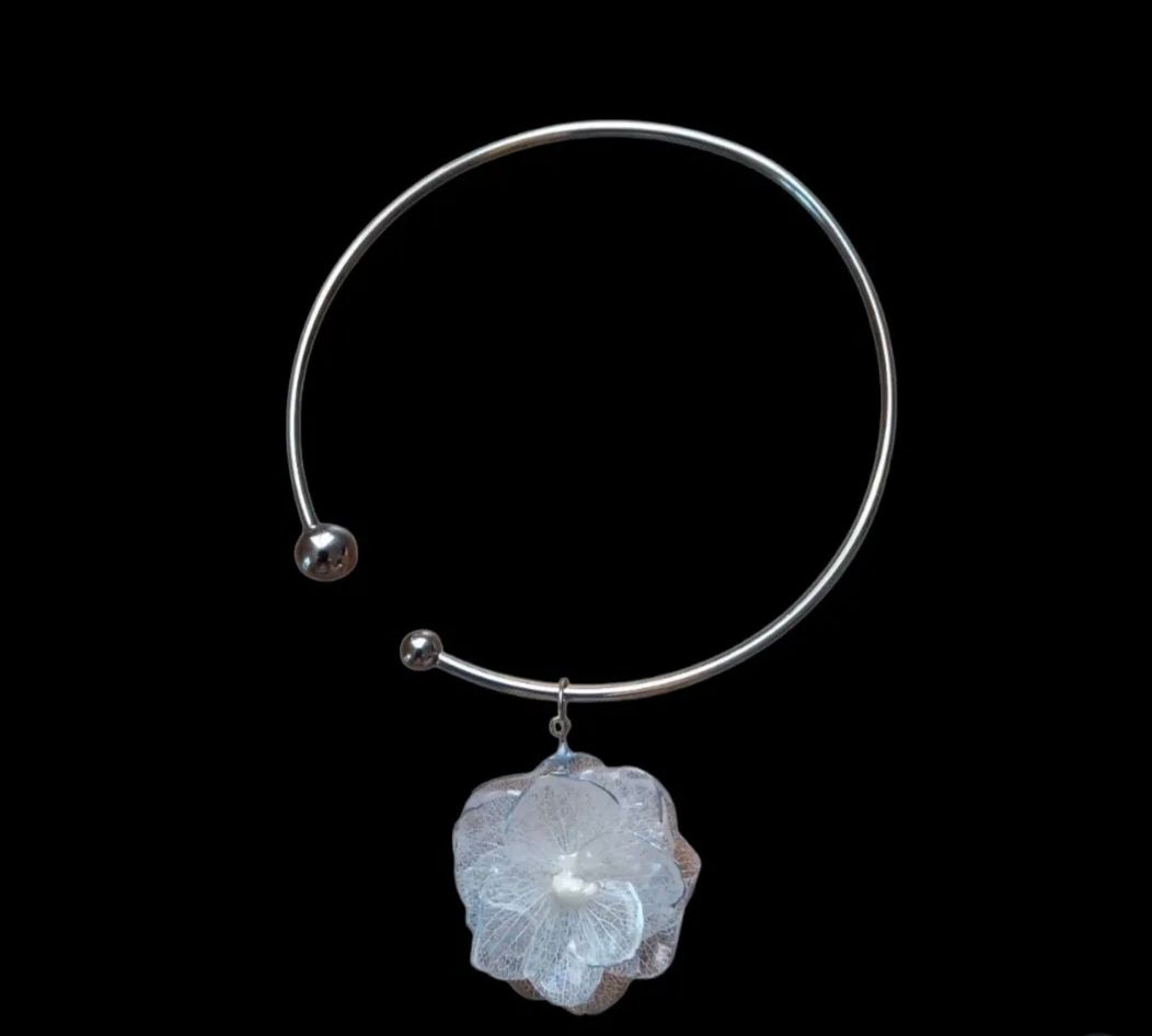 Collier rigido argento con ortensia trasparente