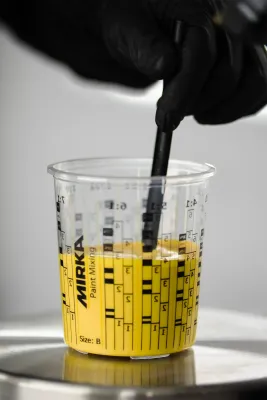 Mirka Mixing Cup – mitta- ja sekoitusastia