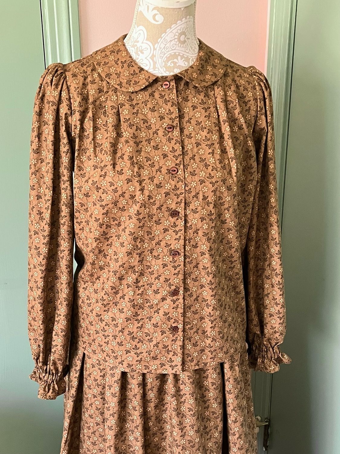 READY TO SHIP Women&#39;s Size 10 Brown Floral Print Pleated Shoulder Blouse