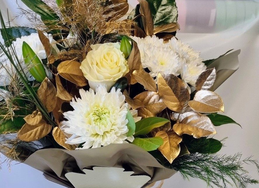 𝑪𝒉𝒓𝒊𝒔𝒕𝒎𝒂𝒔 𝒇𝒍𝒐𝒓𝒊𝒔𝒕 𝒄𝒉𝒐𝒊𝒄𝒆 𝒘𝒉𝒊𝒕𝒆𝒔 &amp; 𝒈𝒐𝒍𝒅 