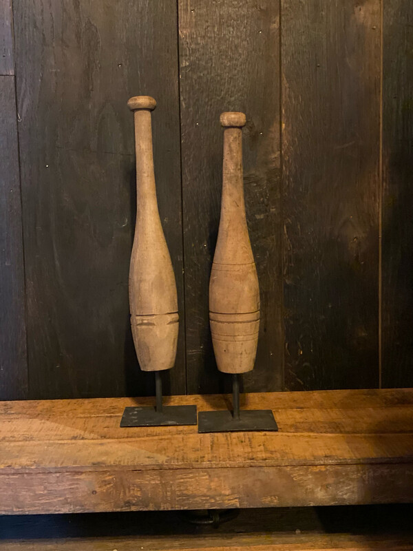 Set Van 2 Houten Kegels Op Statief