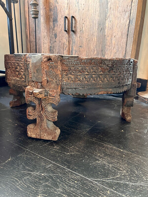 Oud houten chapati tafel