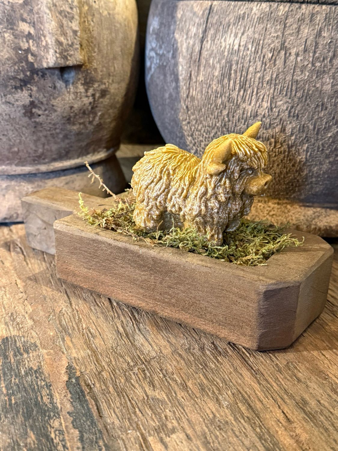 Amber hooglander op langwerpig schaaltje Amber hooglander op langwerpig schaaltje