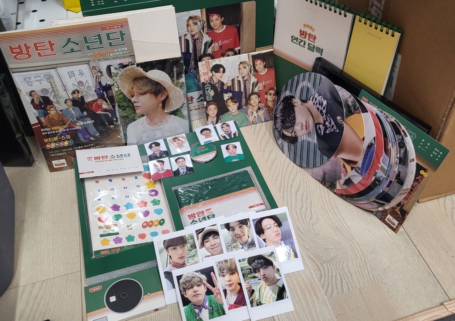 BTS SEASON'S GREETINGS 2021 (with V Random photo)