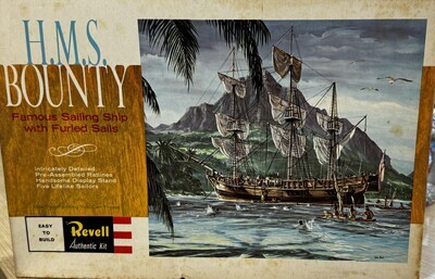 Revell-H-326-Made in England- HMS Bounty
Box Size 34,5 x 23.5 cm.