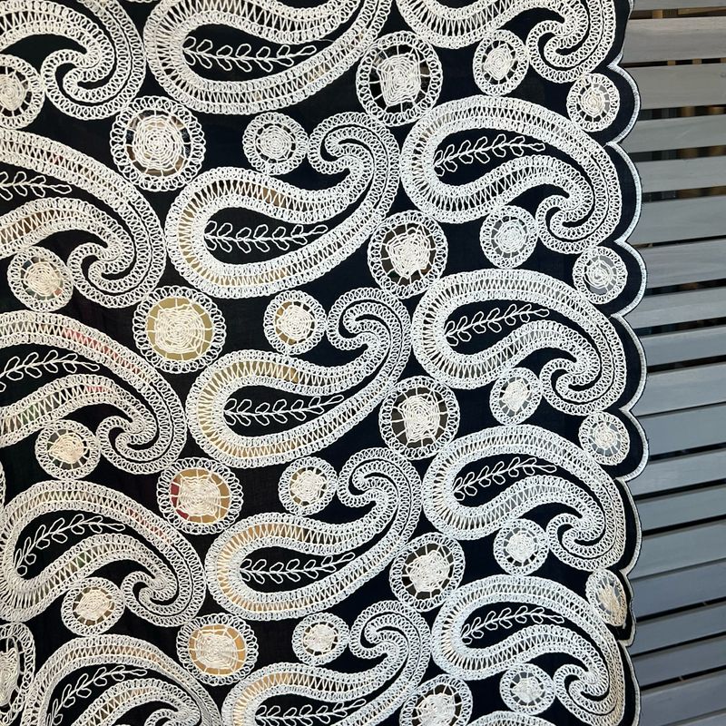 Paksu Brode, Musta +ivory