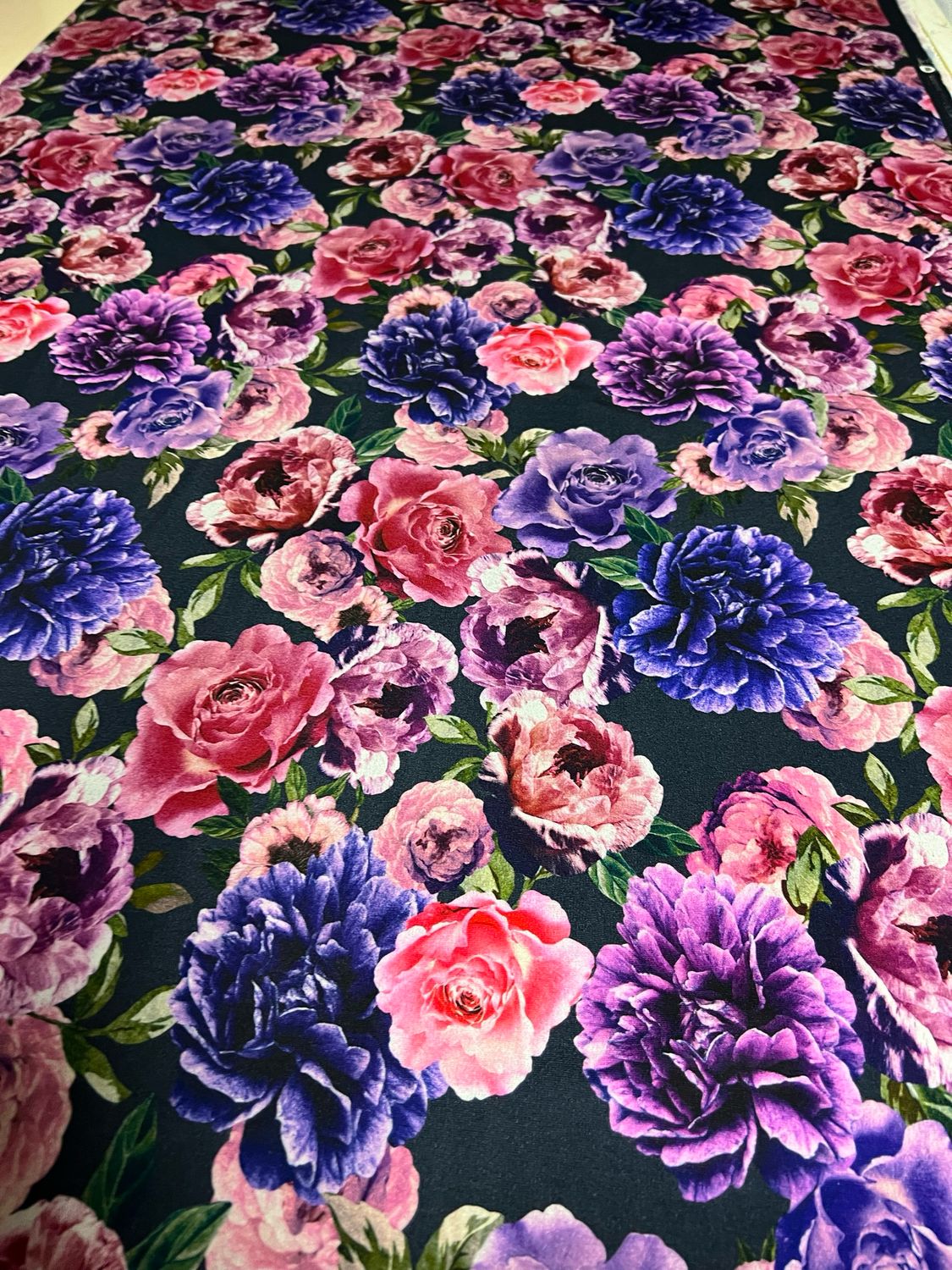 Irina-punto, Musta-violetti