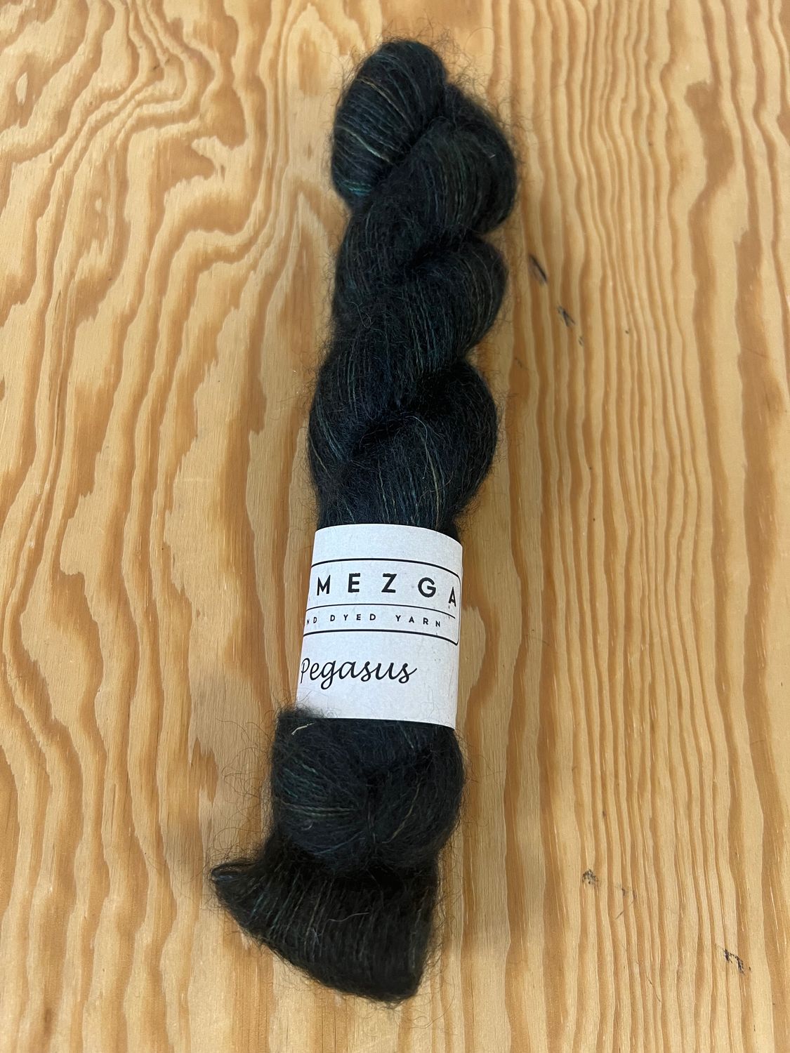 Pegasus- Silkkimohairneulelanka,  Vihertävä musta 254