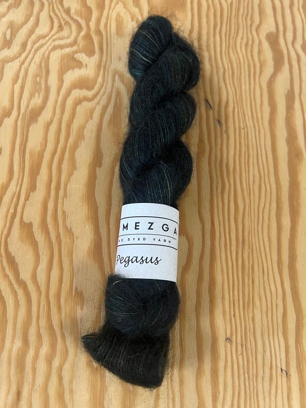 Pegasus- Silkkimohairneulelanka,  Vihertävä musta 254