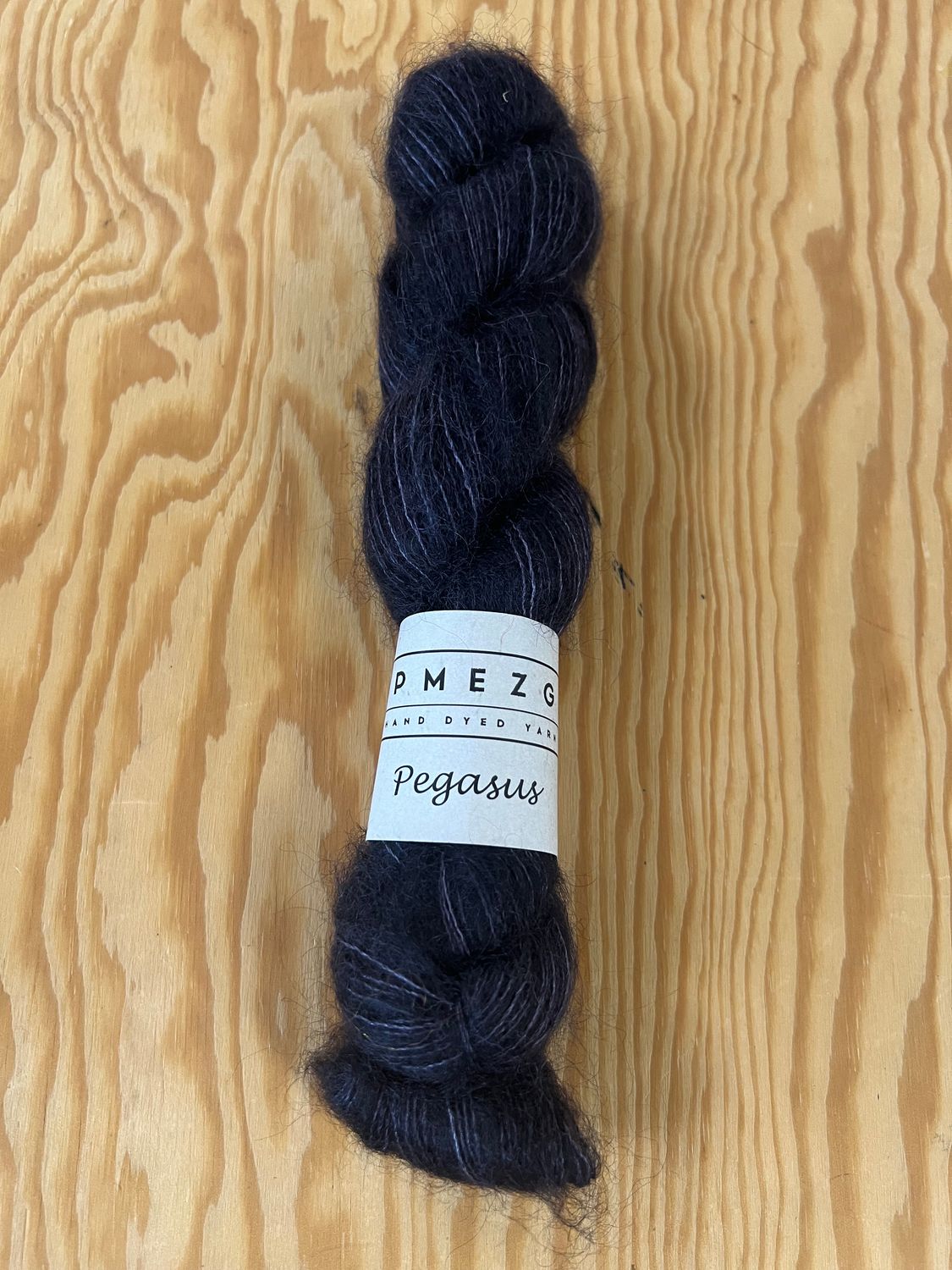 Pegasus- Silkkimohairneulelanka,  Mustalila 258