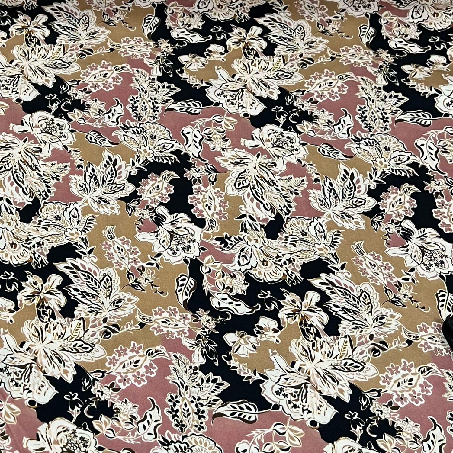 Patches -viskoosisatiini, Roosa-musta