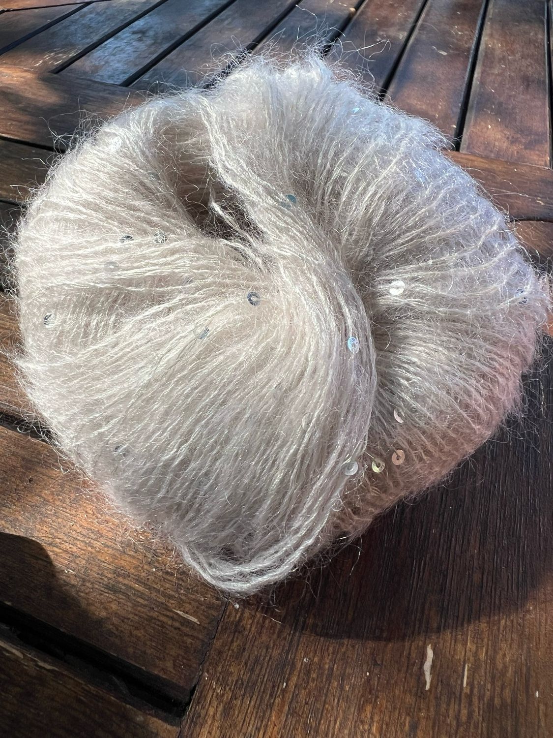 Bluebell -mohairsilkkilanka paljeteilla