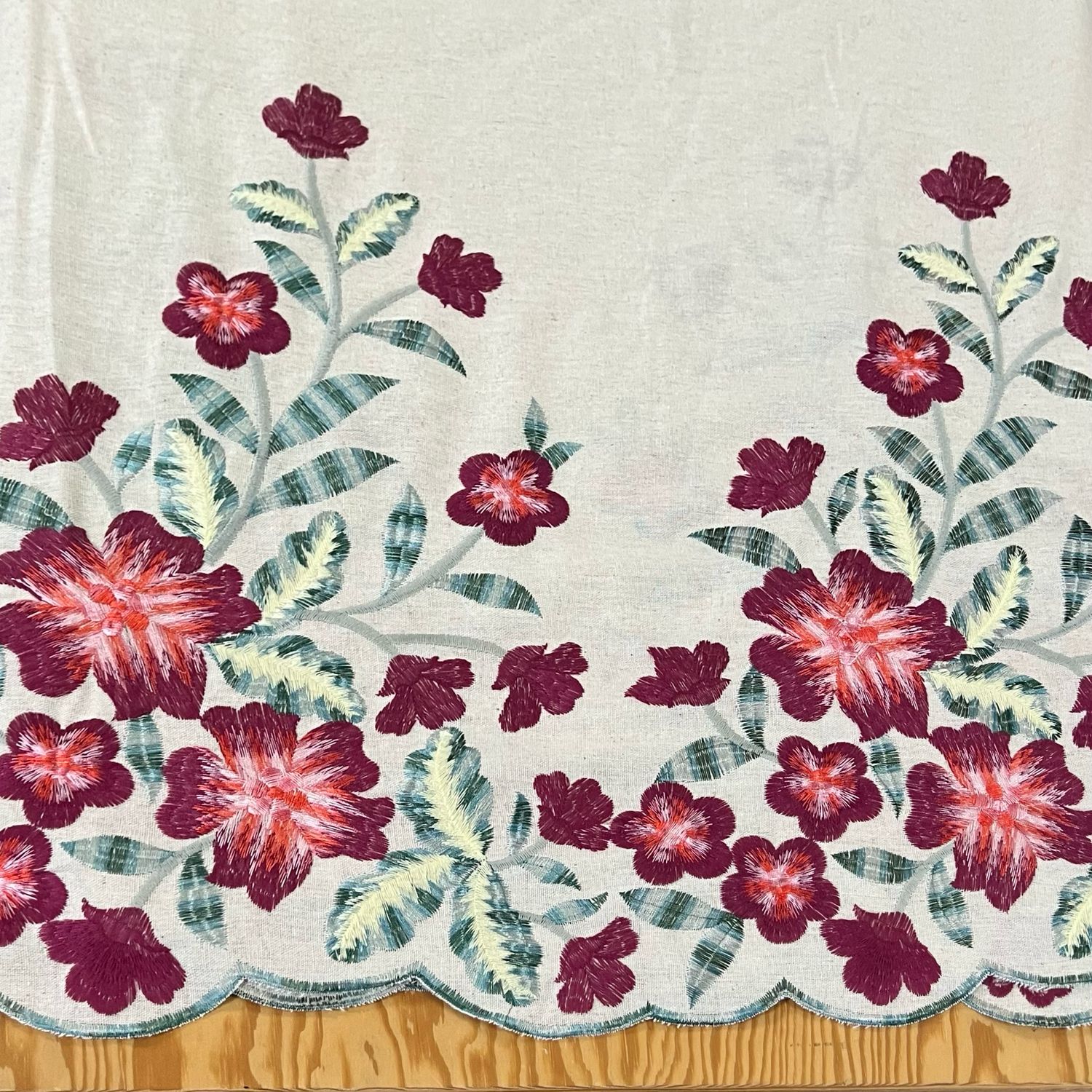 Karpaattien Kukat -viskoosipellava, Ivory +punainen Brodeeraus