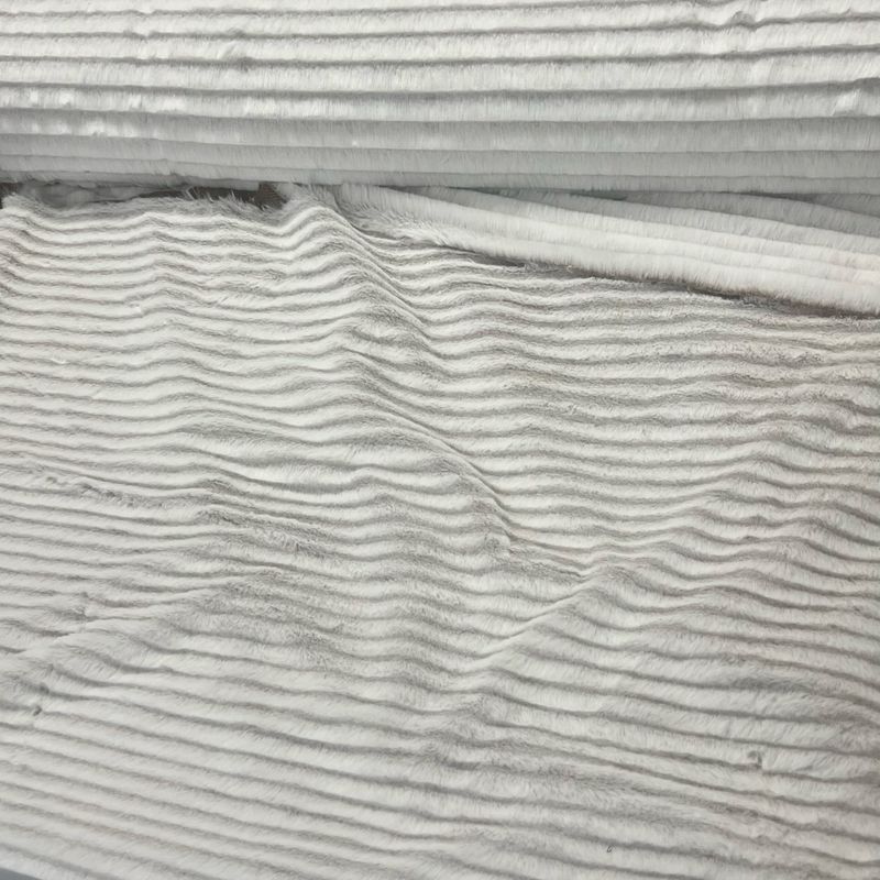 Clara-valkoinen tekoturkis vaakaraidoilla