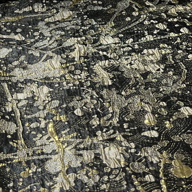 Space-brokadi, Musta-kulta