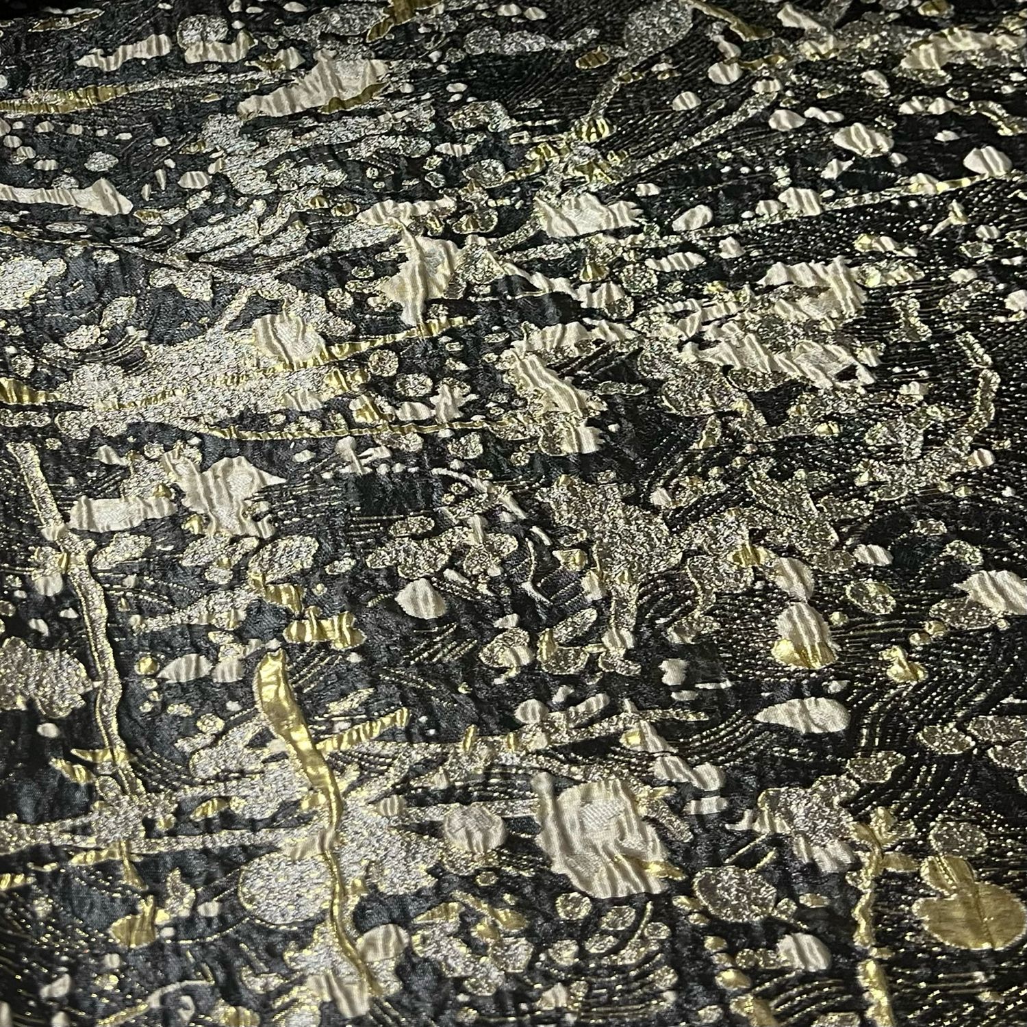 Space-brokadi, Musta-kulta