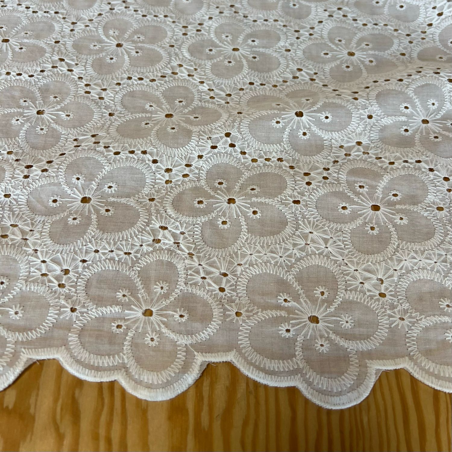 Ally -brodyyri, Valkoinen