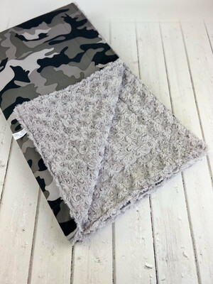 SOFAPOFA DECKE // Softshell Camouflage Schwarz-Grau mit Rosenplüsch Grau // ca. 140x120 cm // SOFORTKAUF auf Lager SOFAPOFA DECKE // Softshell Camouflage Schwarz-Grau mit Rosenplüsch Grau // ca. 140x120 cm // SOFORTKAUF auf Lager