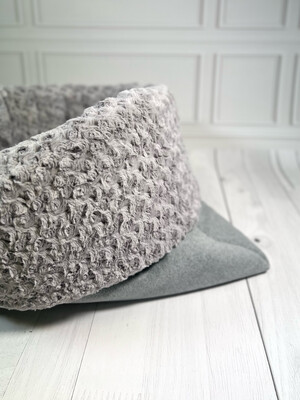 MODELL HERA für drinnen // Fleece Hellgrau Melange + Plüsch in Hellgrau + optional mit Reißverschluss in Wunschfarbe // Fertigung mit Prio MODELL HERA für drinnen // Fleece Hellgrau Melange + Plüsch in Hellgrau + optional mit Reißverschluss in Wunschfarbe // Fertigung mit Prio