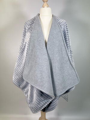 Bodypofa Fleece Hellgraumelange mit Streifenplüsch Hellgrau // Poncho, Cape, Überwurf zu. Wenden für Zweibeiner Bodypofa Fleece Hellgraumelange mit Streifenplüsch Hellgrau // Poncho, Cape, Überwurf zu. Wenden für Zweibeiner
