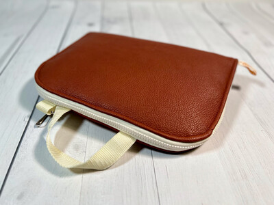 POPOPOFA // Sitzkissen TO GO // Kunstleder BÜFFEL Terracotta mit Muhkuh Velboa (glatt) und Accessoires in Beige POPOPOFA // Sitzkissen TO GO // Kunstleder BÜFFEL Terracotta mit Muhkuh Velboa (glatt) und Accessoires in Beige
