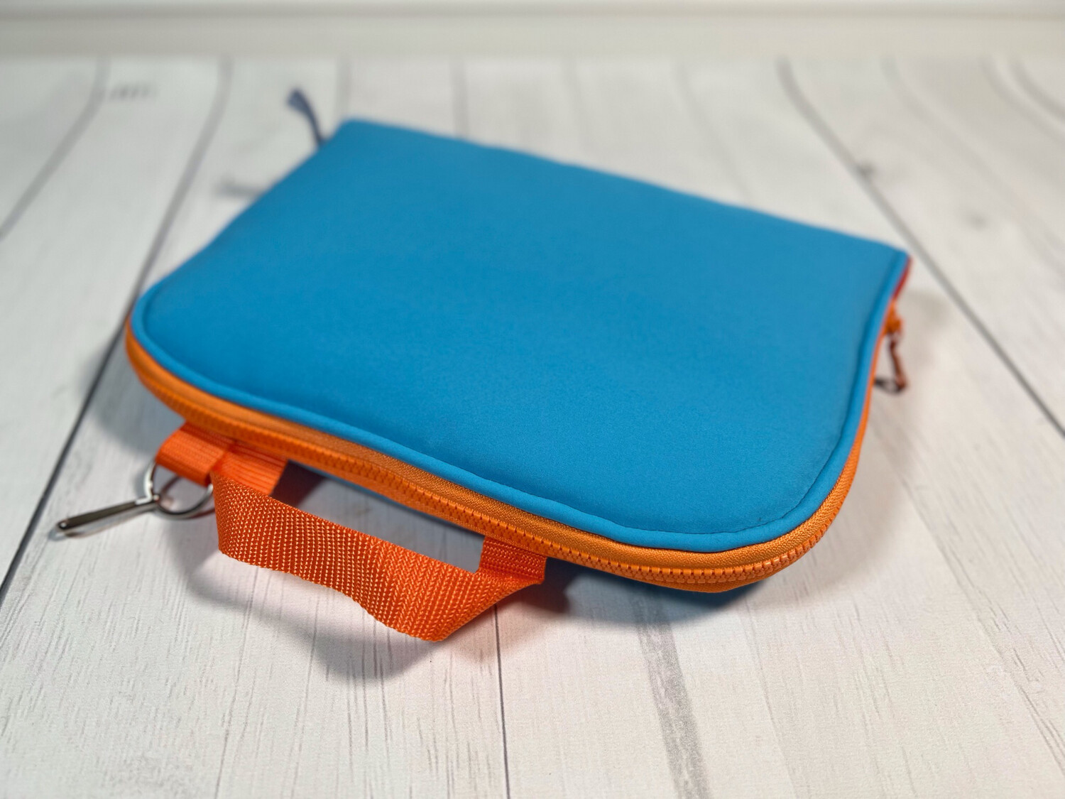 POPOPOFA // Sitzkissen TO GO // Softshell Aqua mit Minky Dots Orange  und Accessoires in Kontrastfarbe Orange 
