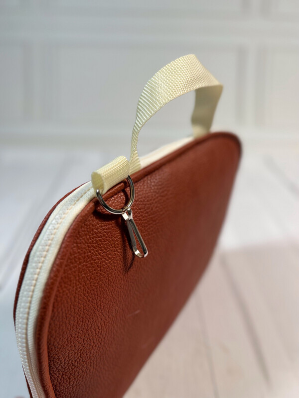 POPOPOFA // Sitzkissen TO GO // Kunstleder BÜFFEL Terracotta mit Muhkuh Velboa (glatt) und Accessoires in Beige POPOPOFA // Sitzkissen TO GO // Kunstleder BÜFFEL Terracotta mit Muhkuh Velboa (glatt) und Accessoires in Beige