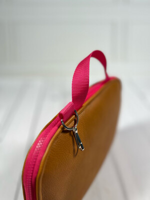 POPOPOFA // Sitzkissen TO GO // Kunstleder Büffel Cognac mit Rosenplüsch Fuchsia und Accessoirpes in Kontrastfarbe Pink POPOPOFA // Sitzkissen TO GO // Kunstleder Büffel Cognac mit Rosenplüsch Fuchsia und Accessoirpes in Kontrastfarbe Pink
