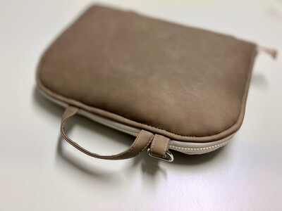 POPOPOFA // Sitzkissen TO GO // Kunstleder Vintage Taupe mit Kunstfell Grizzly und Reissverschluss in Creme POPOPOFA // Sitzkissen TO GO // Kunstleder Vintage Taupe mit Kunstfell Grizzly und Reissverschluss in Creme