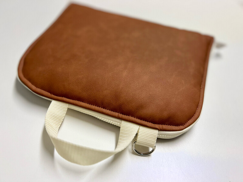 POPOPOFA // Sitzkissen TO GO // Kunstleder Vintage Lehm mit Wabenplüsch Braun-Beige und Accessoires in Kontrastfarbe Ecru-Sahne POPOPOFA // Sitzkissen TO GO // Kunstleder Vintage Lehm mit Wabenplüsch Braun-Beige und Accessoires in Kontrastfarbe Ecru-Sahne