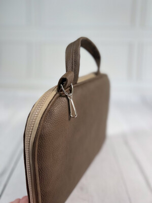 POPOPOFA // Sitzkissen TO GO // Kunstleder Büffel Schlamm mit Streifenplüsch Toffee und Accessoires in Beige POPOPOFA // Sitzkissen TO GO // Kunstleder Büffel Schlamm mit Streifenplüsch Toffee und Accessoires in Beige