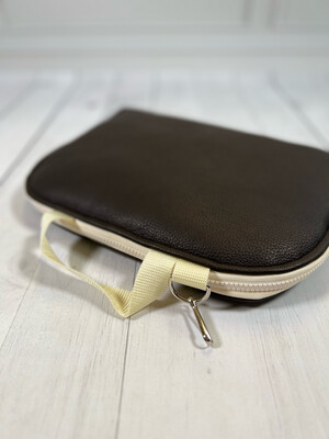 POPOPOFA // Sitzkissen TO GO // Kunstleder Büffel Terrabraun mit Sherpaplüsch Ecru-Sahne und Accessoires in Ecru-Sahne POPOPOFA // Sitzkissen TO GO // Kunstleder Büffel Terrabraun mit Sherpaplüsch Ecru-Sahne und Accessoires in Ecru-Sahne